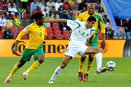 Iraq's Fareed Majeed (front in R) controls the ball against MacBeth Sibaya (L) of South Africa during the opening match at the FIFA Confederations Cup in Johannesburg, South Africa, June 14, 2009. (Xinhua/Xu Suhui) 