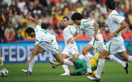 Iraq's Fareed Majeed (L) drives the ball for a pass during the opening match against South Africa at the FIFA Confederations Cup in Johannesburg, South Africa, June 14, 2009.(Xinhua/Xu Suhui) 