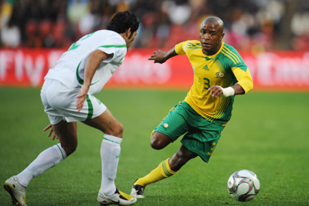 Tsepo Masilela (R) of South Africa controls the ball during the opening match against Iraq at the FIFA Confederations Cup in Johannesburg, South Africa, June 14, 2009. (Xinhua/Xu Suhui) 