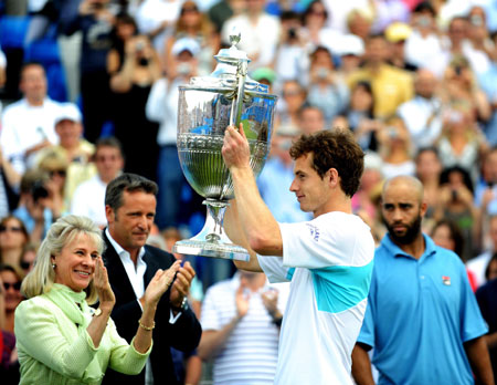 Andy Murray of Britain reacts during the awarding ceremony of the Queen's Club tennis tournament in London, June 14,2009. Murray claimed the title after beating James Blake of the United States 7-5, 6-4 in the final.(Xinhua/Zeng Yi) 
