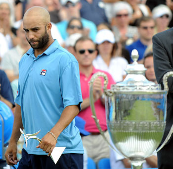 James Blake of the United States reacts during the awarding ceremony of the Queen's Club tennis tournament in London, June 14,2009.(Xinhua/Zeng Yi) 