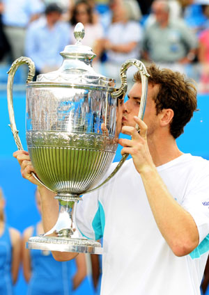Andy Murray of Britain kisses the trophy during the awarding ceremony of the Queen's Club tennis tournament in London, June 14,2009.(Xinhua/Zeng Yi) 