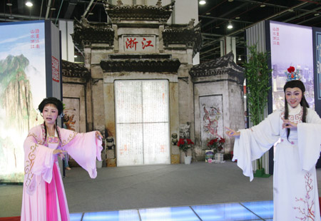 Troupers perform Shaoxing Opera at the 2009 Zhejiang (Shanghai) Travel Fair in Shanghai, east China, June 12, 2009. The fair kicked off in Shanghai on Friday, promoting Shanghai's neighbor, Zhejiang Province's tourist resorts, especially those related to the 2010 Shanghai World Expo. (Xinhua/Shao Jianping) 
