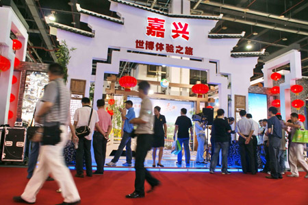 People visit the 2009 Zhejiang (Shanghai) Travel Fair in Shanghai, east China, June 12, 2009. (Xinhua Photo)