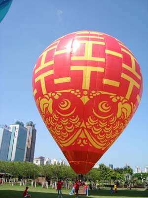 A hot air balloon takes off from a park in Haikou, capital city of south China's Hainan Province, on the first day of the 2009 Haikou International Hot Air Balloon Festival on June 12, 2009. (Xinhua Photo)