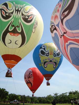 A hot air balloon takes off from a park in Haikou, capital city of south China's Hainan Province, on the first day of the 2009 Haikou International Hot Air Balloon Festival on June 12, 2009. (Xinhua Photo)