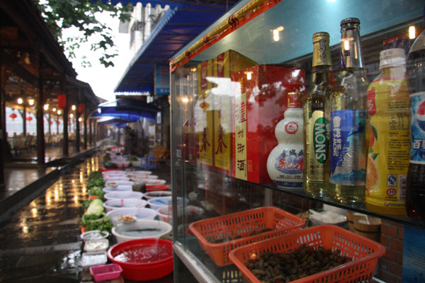 The restaurants along the bank of Minjiang River, Dujiangyan, June 11, 2009. [Photo: CRIENGLISH.com/Li Dong]