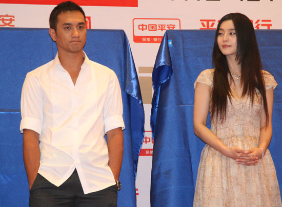 Cast members Huang Jue (L) and Fan Bingbing at a press conference in Shanghai on June 12, 2009.