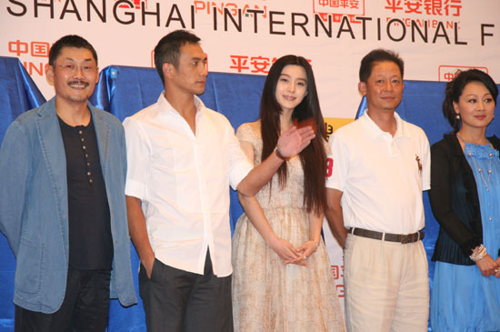 Director He Ping and cast members Huang Jue, Fan Bingbing, Wang Zhiwen and Wang Ji at a press conference in Shanghai on June 12, 2009. 