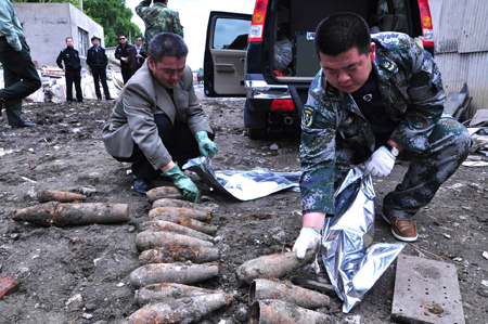 Experts pack shells abandoned by Japanese invading troops at a porcelain market in Mudanjiang, a city in northeast China's Heilongjiang Province, June 15, 2009. [Xinhua]