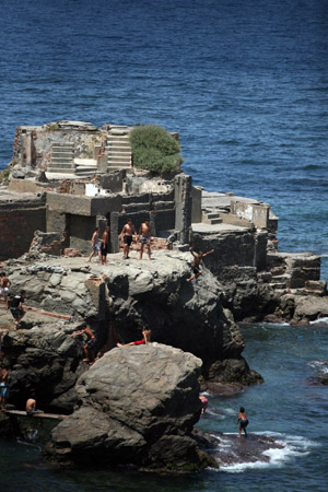 People play at a coast in Algiers, capital of Algeria, June 14, 2009. A total of 54 coasts of the city have been opened to the public. [Yin Ke/Xinhua] 