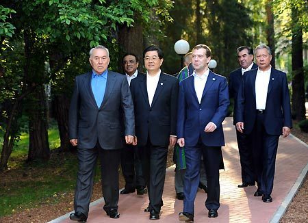 Chinese President Hu Jintao (C Front) and other leaders to a meeting of heads of state of the Shanghai Cooperation Organization (SCO) walk to the venue of an informal dinner to be hosted by Russian President Dmitri Medvedev (1st R Front) in Yekaterinburg, Russia, June 15, 2009. [Xinhua]
