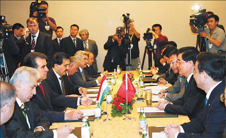 President Hu Jintao (second from right) converses with his Tajik counterpart Emomali Rakhmon (third from left) in Yekaterinburg, Russia, on June 15,2009. [China Daily]