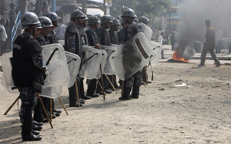 Armed police stand guard during a general strike called by Maoists in Kathmandu June 15, 2009. The Nepali capital has remained virtually shut down on Monday with roads empty and shops and businesses closed. Normal life has been disrupted in Nepali capital Kathmandu and two other districts in the valley on Monday with the bandh called on by Unified Communist Party of Nepal (Maoist) (UCPN-M) cadres. [Xinhua/Reuters]