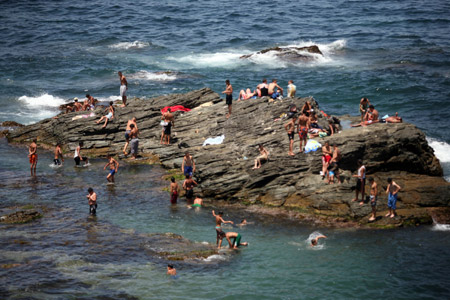 People play at a coast in Algiers, capital of Algeria, June 14, 2009. A total of 54 coasts of the city have been opened to the public. [Xinhua]