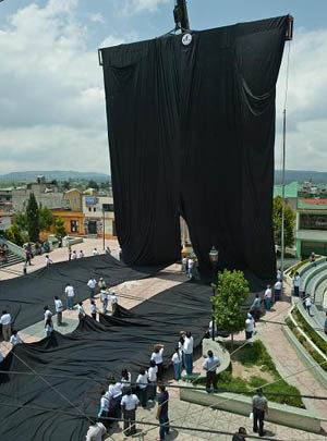 A group of Mexicans are unfurling a pair of pants which is 60.1 meters long on Sunday in an effort to break the Guinness World Record for longest pants. [Xinhua/AFP]