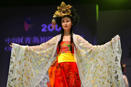A model presents a creation inspired from the court dress in ancient China's Tang Dynasty (618-907), during a show of the 2009 Qingdao Fashion Week in Qingdao, a coastal city in east China's Shandong Province, June 15, 2009.[Li Ziheng/Xinhua]
