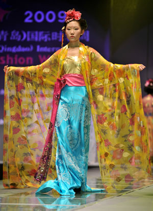 A model presents a creation inspired from the court dress in ancient China's Tang Dynasty (618-907), during a show of the 2009 Qingdao Fashion Week in Qingdao, a coastal city in east China's Shandong Province, June 15, 2009.[Li Ziheng/Xinhua]