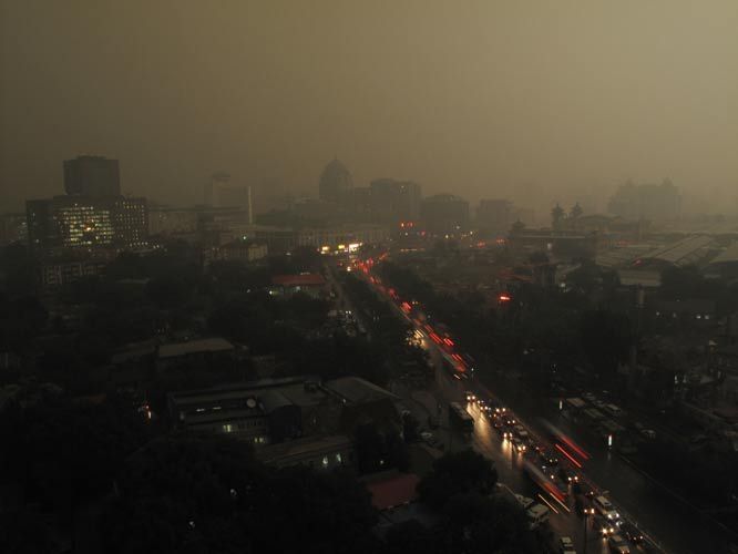 A heavy thunder storm hits Beijing Tuesday morning, causing darkness in the city during the daytime.[CFP] 