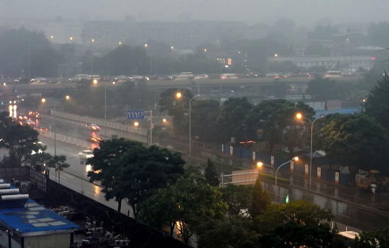 A heavy thunder storm hits Beijing Tuesday morning, causing darkness in the city during the daytime.[CFP]