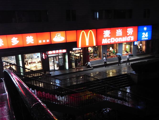 A heavy thunder storm hits Beijing Tuesday morning, causing darkness in the city during the daytime.[CFP]