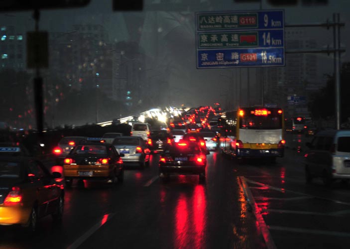 A heavy thunder storm hits Beijing Tuesday morning, causing darkness in the city during the daytime.[CFP]