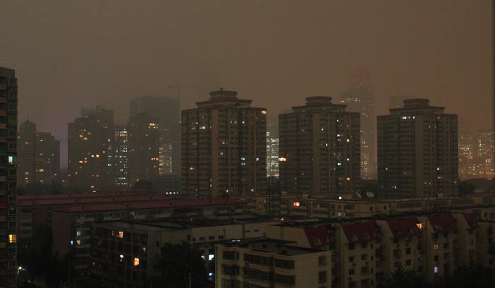 A heavy thunder storm hits Beijing Tuesday morning, causing darkness in the city during the daytime.[CFP]