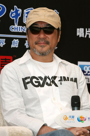  Jonathan Lee, a member of the Super Band, attends the press meeting for their Super Band Concert scheduled on July 11 at the Hongkou Stadium, in Shanghai, east China, June 15, 2009. [Zhu Liangcheng/Xinhua]