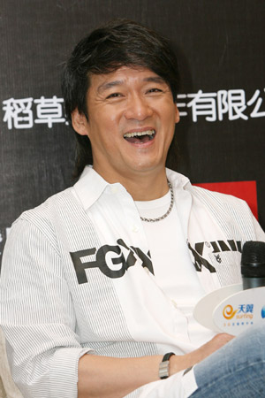  Chow Wah Kin, a member of the Super Band, attends the press meeting for their Super Band Concert scheduled on July 11 at the Hongkou Stadium, in Shanghai, east China, June 15, 2009. [Zhu Liangcheng/Xinhua]