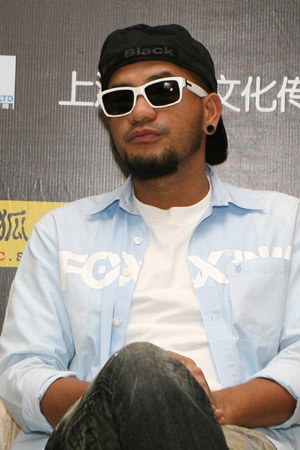 Chang Chen-yue, a member of the Super Band, attends the press meeting for their Super Band Concert scheduled on July 11 at the Hongkou Stadium, in Shanghai, east China, June 15, 2009.[Zhu Liangcheng/Xinhua] 