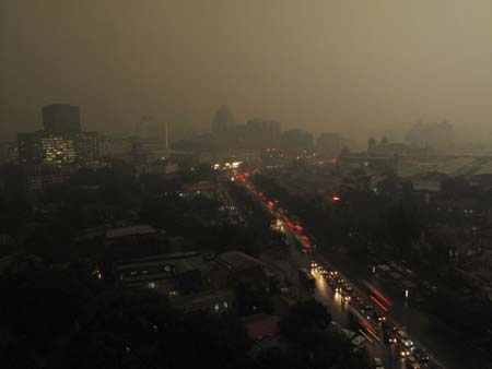 Vehicle lights and illumination of buildings were turned on as a heavy thunder storm hits Beijing Tuesday morning, causing darkness in the city during the daytime. [CRI] 