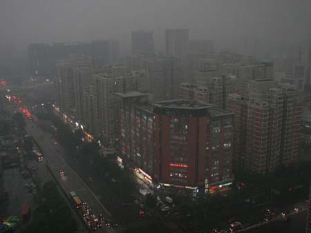 A heavy thunder storm hits Beijing Tuesday morning, causing darkness in the city during the daytime. [CRI]