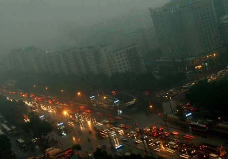 Heavy rain pours down in Beijing, China, June 16, 2009. Local authority released a yellow alert for lightings on Tuesday. [Gong Lei/Xinhua] 