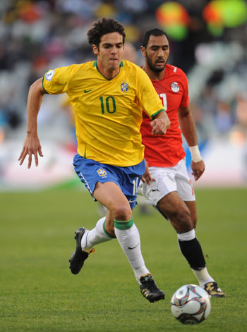 Brazil's Kaka (L) controls the ball during a Group B match between Brazil and Egypt at the FIFA Confederations Cup in Bloemfontein, South Africa, June 15, 2009. (Xinhua/Yang Lei) 