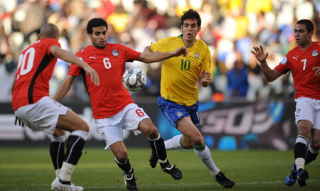Brazil's Kaka (R2) vies with Egypt's Hani Said (L2) during a Group B match at the FIFA Confederations Cup in Bloemfontein, South Africa, June 15, 2009. (Xinhua/Yang Lei) 