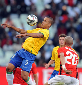 Brazil's Fabiano (L) stops the ball during a Group B match between Brazil and Egypt at the FIFA Confederations Cup in Bloemfontein, South Africa, June 15, 2009. (Xinhua/Yang Lei) 