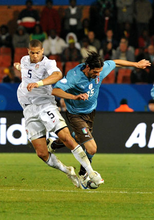 Italy's Vincenzo Iaquinta(R) fights for the ball with Oguchi Onyewu of the United States during a Group B match between Italy and the United States at the FIFA Confederations Cup in Pretoria, South Africa, June 15, 2009. (Xinhua/Xu Suhui) 