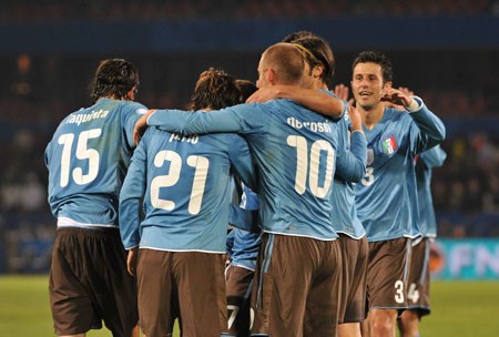 Italy team celebrates for scoring during a Group B match between Italy and the United States at the FIFA Confederations Cup in Pretoria, South Africa, June 15, 2009. (Xinhua/Xu Suhui) 