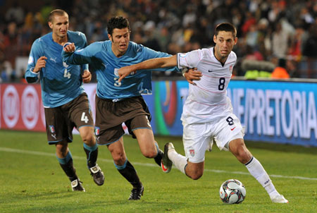 Clint Dempsey of the United States (R) vies with Italy's Fabio Grosso (2nd L) during a Group B match between Italy and the United States at the FIFA Confederations Cup in Pretoria, South Africa, June 15, 2009. (Xinhua/Xu Suhui) 