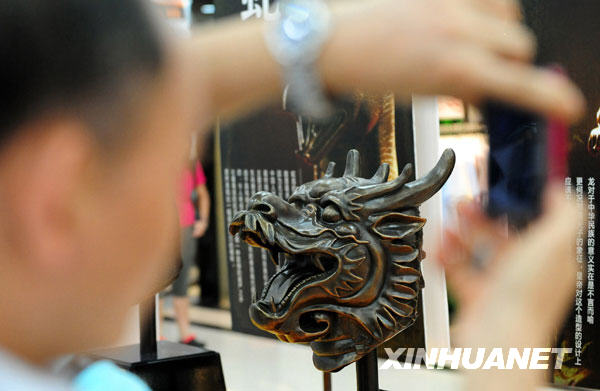 On June 15, citizens were able to take photos of 'The bronze statue of dragon head'. The exhibition of replicated 'Twelve animal sculptures from Yuan Ming Yuan (also called the Old Summer Palace)' and 'Twelve bronze statues with animal heads and human bodies' opened in Zhonghua Square in Guangzhou. It is an extending exhibition after its opening at Changlong Hotel in Guangzhou and will last until June, 21. 