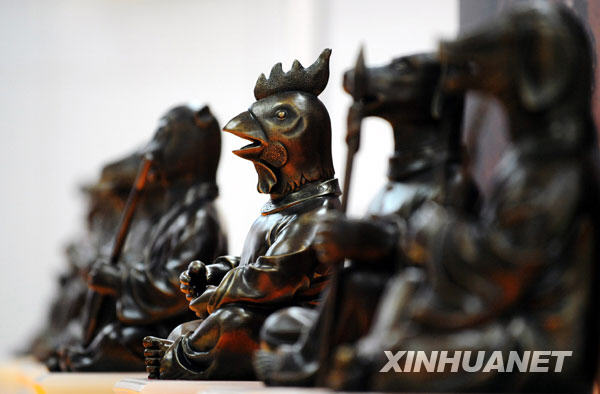 On June 15, Guangzhou citizens visit the exhibition of 'Twelve bronze statues with animal heads and human bodies' at Zhonghua Square.