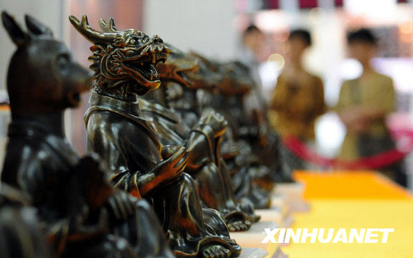 Exhibition of the replicated 'The bronze statue of tiger head'.