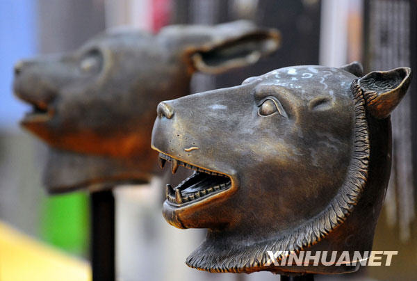 On June 15, Guangzhou citizens visit the exhibition of 'Twelve bronze statues with animal heads and human bodies' at Zhonghua Square.