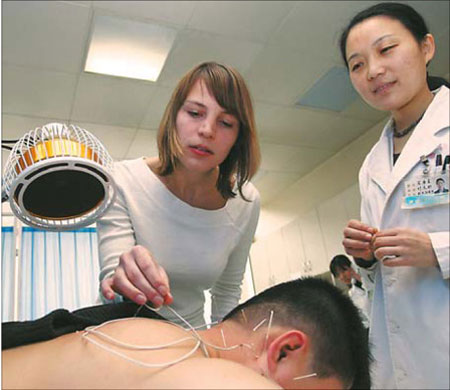 A German student learns acupuncture at Weifang Traditional Chinese Medicine Hospital in Shandong province.