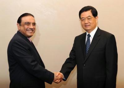 Chinese President Hu Jintao (R) shakes hands with Pakistani President Asif Ali Zardari, in Yekaterinburg, Russia, on June 15, 2009. [Rao Aimin/Xinhua] 