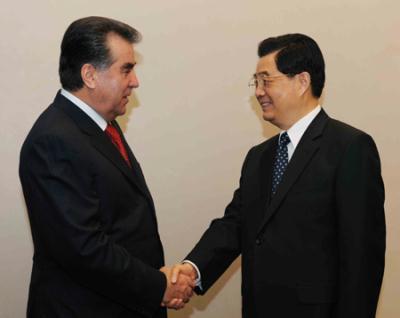 Chinese President Hu Jintao (R) shakes hands with Tajik President Emomali Rakhmon, in Yekaterinburg, Russia, on June 15, 2009. [Rao Aimin/Xinhua]
