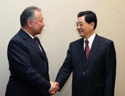Chinese President Hu Jintao (R) shakes hands with Kyrgyz President Kurmanbek Bakiyev in Yekaterinburg, Russia, on June 15, 2009. [Lan Hongguang/Xinhua] 