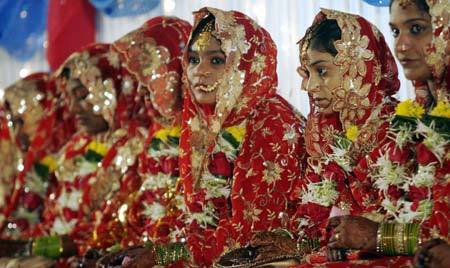  Muslim brides take part in a mass wedding ceremony in Mumbai June 15, 2009. A total of 30 Muslim couples, from various parts of western Indian state of Maharashtra, took their wedding vows on Monday during the day-long mass marriage ceremony.[Xinhua/Reuters]