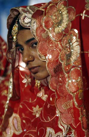 A Muslim bride takes part in a mass wedding ceremony in Mumbai June 15, 2009. A total of 30 Muslim couples, from various parts of western Indian state of Maharashtra, took their wedding vows on Monday during the day-long mass marriage ceremony.[Xinhua/Reuters]