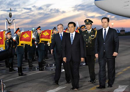 Chinese President Hu Jintao arrives in Russian capital Moscow on June 16, 2009. President Hu Jintao was welcomed by Russian Energy Minister Sergei Shmatko (1st R) after he arrived in Moscow Tuesday for a state visit. [Xinhua]